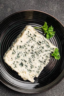 Rokfor peynirli gorgonzola peynirli peynir küflü doğal yiyecek organik ürün taze lezzetli gurme yemek arka planı masa rustik gıda üst görünümü fotokopi alanı üzerinde