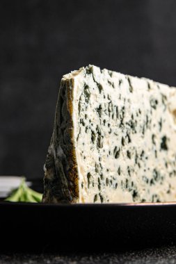 Rokfor peynirli gorgonzola peynirli peynir küflü doğal yiyecek organik ürün taze lezzetli gurme yemek arka planı masa rustik gıda üst görünümü fotokopi alanı üzerinde