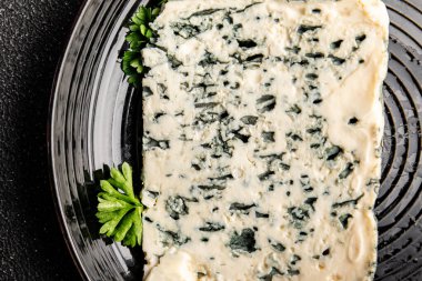 Rokfor peynirli gorgonzola peynirli peynir küflü doğal yiyecek organik ürün taze lezzetli gurme yemek arka planı masa rustik gıda üst görünümü fotokopi alanı üzerinde