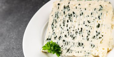 Rokfor peynirli gorgonzola peynirli peynir küflü doğal yiyecek organik ürün taze lezzetli gurme yemek arka planı masa rustik gıda üst görünümü fotokopi alanı üzerinde