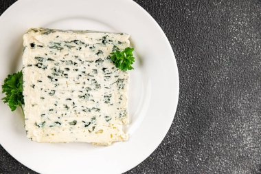 Rokfor peynirli gorgonzola peynirli peynir küflü doğal yiyecek organik ürün taze lezzetli gurme yemek arka planı masa rustik gıda üst görünümü fotokopi alanı üzerinde