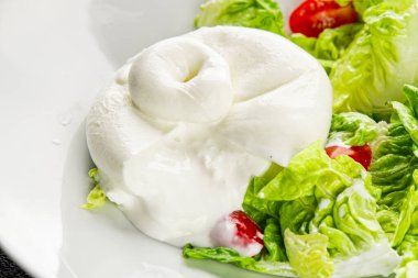Burrata peynirli salata, bufalo sütlü salata, salata, salata, salata, salata, lezzetli gurme, yemek, arka plan, masa, rustik yemek, fotokopi, fotokopi, uzay keto ve paleo diyeti vejetaryeni.