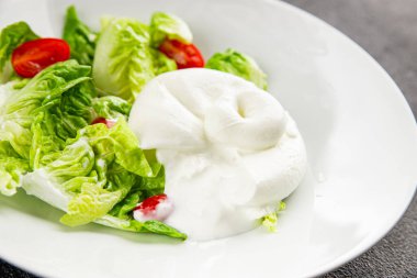 Burrata peynirli salata, bufalo sütlü salata, salata, salata, salata, salata, lezzetli gurme, yemek, arka plan, masa, rustik yemek, fotokopi, fotokopi, uzay keto ve paleo diyeti vejetaryeni.