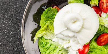Burrata peynirli salata, bufalo sütlü salata, salata, salata, salata, salata, lezzetli gurme, yemek, arka plan, masa, rustik yemek, fotokopi, fotokopi, uzay keto ve paleo diyeti vejetaryeni.