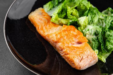 Somon balığı kızartması, deniz ürünleri taze lezzetli gurme yemek arka planı, rustik yemekler, fotokopi alanı, keto paleo diyet vejetaryen diyeti.