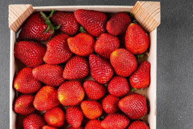 Çilek taze meyve olgun tatlı tatlı tatlı tatlı tatlı tatlı tatlı tatlı yemek masanın üzerinde lezzetli gurme yemek üst görünüm uzay keto fotokopi ve paleo diyet vejetaryen ve vejetaryen gıda