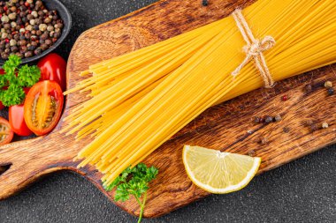 Spagetti makarnası çiğ buğday içeriği masaya taze yemek kırsal yemek üst görünüm uzay yiyecek arka plan fotokopisi