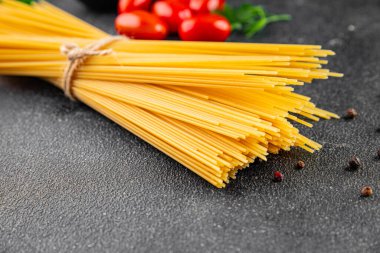Spagetti makarnası çiğ buğday içeriği masaya taze yemek kırsal yemek üst görünüm uzay yiyecek arka plan fotokopisi