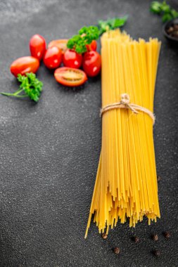 Spagetti makarnası çiğ buğday içeriği masaya taze yemek kırsal yemek üst görünüm uzay yiyecek arka plan fotokopisi