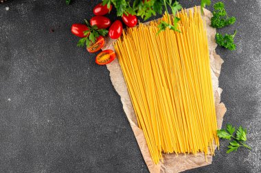 Spagetti makarnası çiğ buğday içeriği masaya taze yemek kırsal yemek üst görünüm uzay yiyecek arka plan fotokopisi
