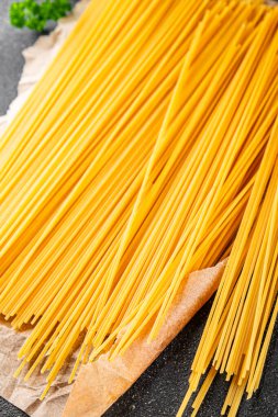 Spagetti makarnası çiğ buğday içeriği masaya taze yemek kırsal yemek üst görünüm uzay yiyecek arka plan fotokopisi