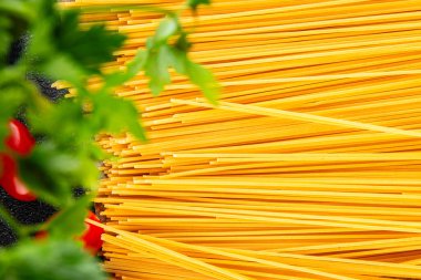 Spagetti makarnası çiğ buğday içeriği masaya taze yemek kırsal yemek üst görünüm uzay yiyecek arka plan fotokopisi