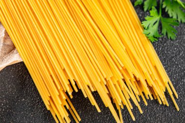 Spagetti makarnası çiğ buğday içeriği masaya taze yemek kırsal yemek üst görünüm uzay yiyecek arka plan fotokopisi