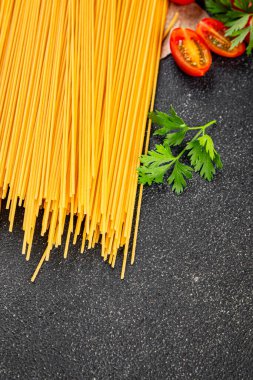 Spagetti makarnası çiğ buğday içeriği masaya taze yemek kırsal yemek üst görünüm uzay yiyecek arka plan fotokopisi