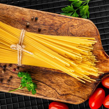 Spagetti makarnası çiğ buğday içeriği masaya taze yemek kırsal yemek üst görünüm uzay yiyecek arka plan fotokopisi