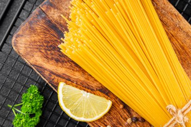 Spagetti makarnası çiğ buğday içeriği masaya taze yemek kırsal yemek üst görünüm uzay yiyecek arka plan fotokopisi
