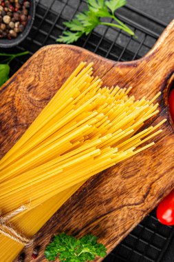 Spagetti makarnası çiğ buğday içeriği masaya taze yemek kırsal yemek üst görünüm uzay yiyecek arka plan fotokopisi