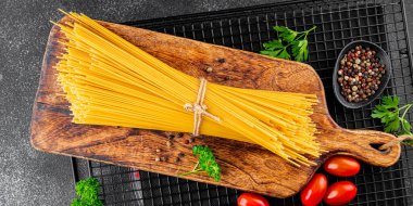 Spagetti makarnası çiğ buğday içeriği masaya taze yemek kırsal yemek üst görünüm uzay yiyecek arka plan fotokopisi