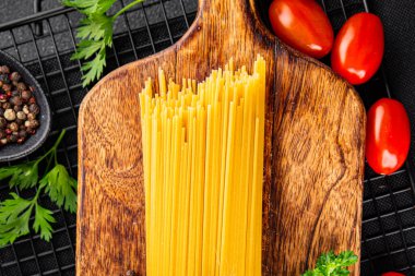 Spagetti makarnası çiğ buğday içeriği masaya taze yemek kırsal yemek üst görünüm uzay yiyecek arka plan fotokopisi