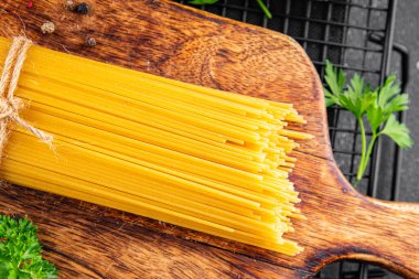 Spagetti makarnası çiğ buğday içeriği masaya taze yemek kırsal yemek üst görünüm uzay yiyecek arka plan fotokopisi