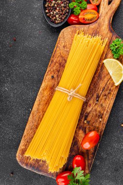 Spagetti makarnası çiğ buğday içeriği masaya taze yemek kırsal yemek üst görünüm uzay yiyecek arka plan fotokopisi