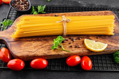 Spagetti makarnası çiğ buğday içeriği masaya taze yemek kırsal yemek üst görünüm uzay yiyecek arka plan fotokopisi