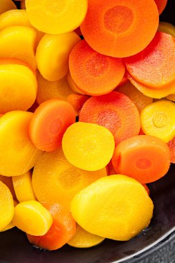 Havuç sebze halkaları kaynamış sebze tabağı taze yemek arkaplanı masadaki rustik yiyecekler üst görünüm fotokopi alanı