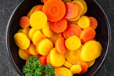 Havuç sebze halkaları kaynamış sebze tabağı taze yemek arkaplanı masadaki rustik yiyecekler üst görünüm fotokopi alanı