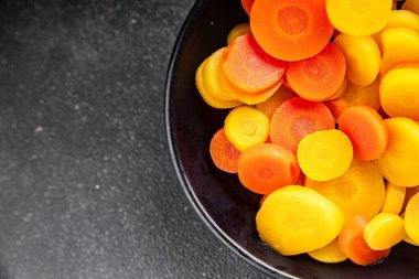 Havuç sebze halkaları kaynamış sebze tabağı taze yemek arkaplanı masadaki rustik yiyecekler üst görünüm fotokopi alanı