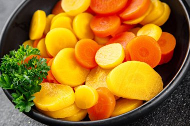 Havuç sebze halkaları kaynamış sebze tabağı taze yemek arkaplanı masadaki rustik yiyecekler üst görünüm fotokopi alanı