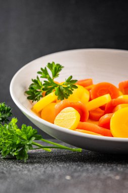 Havuç sebze halkaları kaynamış sebze tabağı taze yemek arkaplanı masadaki rustik yiyecekler üst görünüm fotokopi alanı