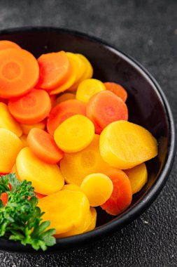 Havuç sebze halkaları kaynamış sebze tabağı taze yemek arkaplanı masadaki rustik yiyecekler üst görünüm fotokopi alanı