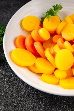 Havuç sebze halkaları kaynamış sebze tabağı taze yemek arkaplanı masadaki rustik yiyecekler üst görünüm fotokopi alanı