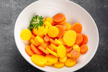 Havuç sebze halkaları kaynamış sebze tabağı taze yemek arkaplanı masadaki rustik yiyecekler üst görünüm fotokopi alanı