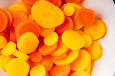 Havuç sebze halkaları kaynamış sebze tabağı taze yemek arkaplanı masadaki rustik yiyecekler üst görünüm fotokopi alanı