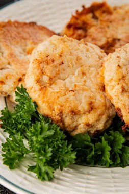 Etli pirzola, sığır eti, tavuk kızartması taze gurme yemek arkaplanı masadaki kırsal yiyecekler üst görünüm fotokopi alanı