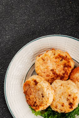 Etli pirzola, sığır eti, tavuk kızartması taze gurme yemek arkaplanı masadaki kırsal yiyecekler üst görünüm fotokopi alanı