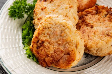 Etli pirzola, sığır eti, tavuk kızartması taze gurme yemek arkaplanı masadaki kırsal yiyecekler üst görünüm fotokopi alanı