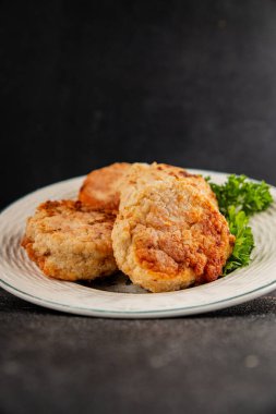 Etli pirzola, sığır eti, tavuk kızartması taze gurme yemek arkaplanı masadaki kırsal yiyecekler üst görünüm fotokopi alanı