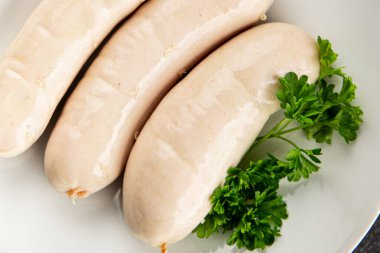 Sosis beyaz et tabağı taze sucuk sosisi taze lezzetli gurme yemek arkaplanı masa kırsal yiyeceklerin üst görüntüsü fotokopi alanı