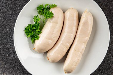 Sosis beyaz et tabağı taze sucuk sosisi taze lezzetli gurme yemek arkaplanı masa kırsal yiyeceklerin üst görüntüsü fotokopi alanı
