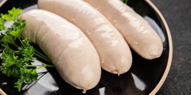 Sosis beyaz et tabağı taze sucuk sosisi taze lezzetli gurme yemek arkaplanı masa kırsal yiyeceklerin üst görüntüsü fotokopi alanı