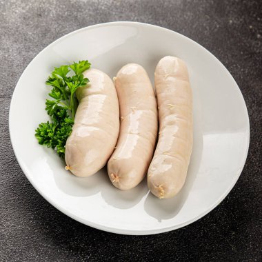 Sosis beyaz et tabağı taze sucuk sosisi taze lezzetli gurme yemek arkaplanı masa kırsal yiyeceklerin üst görüntüsü fotokopi alanı