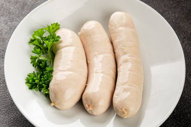 Sosis beyaz et tabağı taze sucuk sosisi taze lezzetli gurme yemek arkaplanı masa kırsal yiyeceklerin üst görüntüsü fotokopi alanı