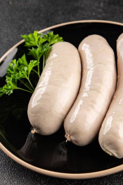 Sosis beyaz et tabağı taze sucuk sosisi taze lezzetli gurme yemek arkaplanı masa kırsal yiyeceklerin üst görüntüsü fotokopi alanı