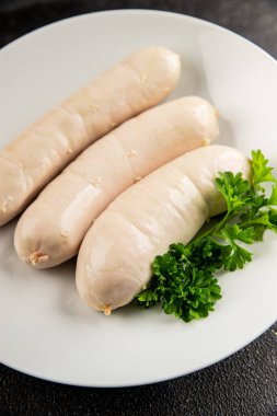 Sosis beyaz et tabağı taze sucuk sosisi taze lezzetli gurme yemek arkaplanı masa kırsal yiyeceklerin üst görüntüsü fotokopi alanı