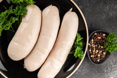 Sosis beyaz et tabağı taze sucuk sosisi taze lezzetli gurme yemek arkaplanı masa kırsal yiyeceklerin üst görüntüsü fotokopi alanı