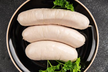 Sosis beyaz et tabağı taze sucuk sosisi taze lezzetli gurme yemek arkaplanı masa kırsal yiyeceklerin üst görüntüsü fotokopi alanı