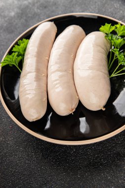 Sosis beyaz et tabağı taze sucuk sosisi taze lezzetli gurme yemek arkaplanı masa kırsal yiyeceklerin üst görüntüsü fotokopi alanı