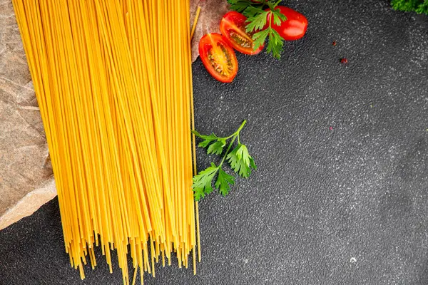 Spagetti makarnası çiğ buğday içeriği masaya taze yemek kırsal yemek üst görünüm uzay yiyecek arka plan fotokopisi